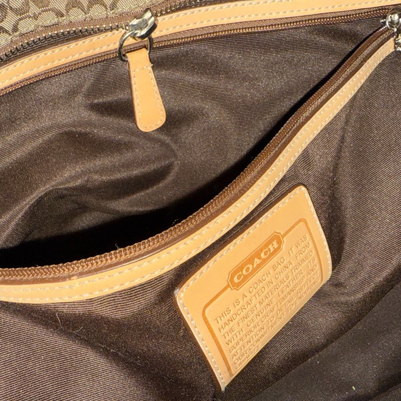 Coach duffle with zipper and interior pockets. - Picture 8 of 12